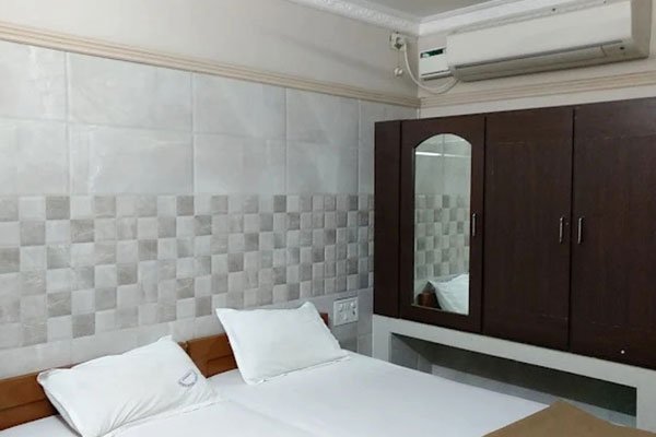 Super Deluxe Room with modern amenities at Vasavi Bhavan Tirumala